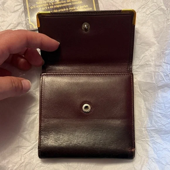 Pre-Loved Cartier Les Must Line burgundy Leather Wallet with KISS Lock Coin - Picture 13 of 16